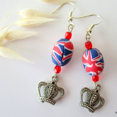 Boucles d'oreilles perle à dessin et couronne britannique
