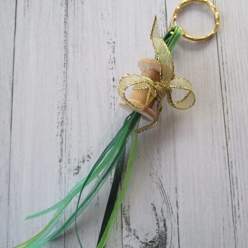 Porte clés, bijou de sac ou grigri petite bobine a rubans verts et boucle d'or