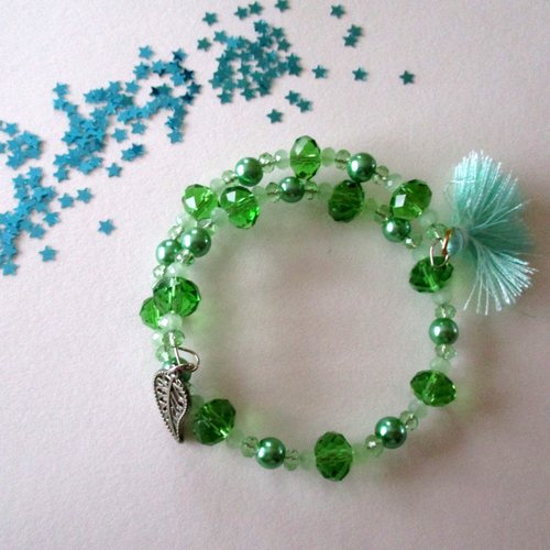 Bracelet a mémoire de forme a perles et pompon vert printemps