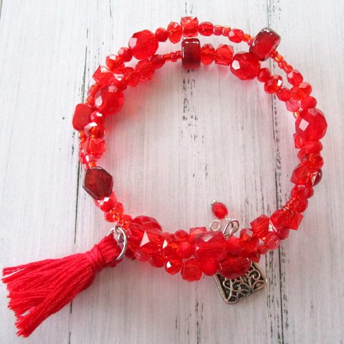 Bracelet a mémoire de forme a perles et pompon rouge couture