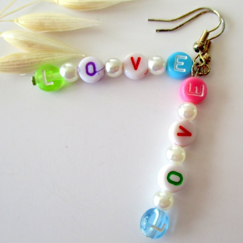 Boucles d'oreilles des lettres love multicolores - crochet en acier chirurgical