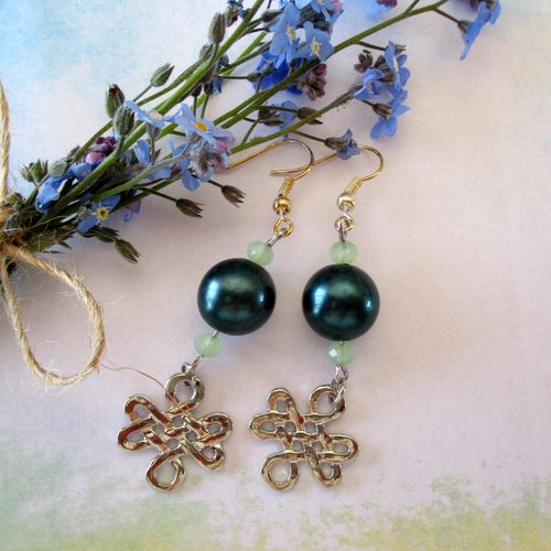 Boucles d'oreilles perle verte et entrelacs celtiques - crochet en acier chirurgical