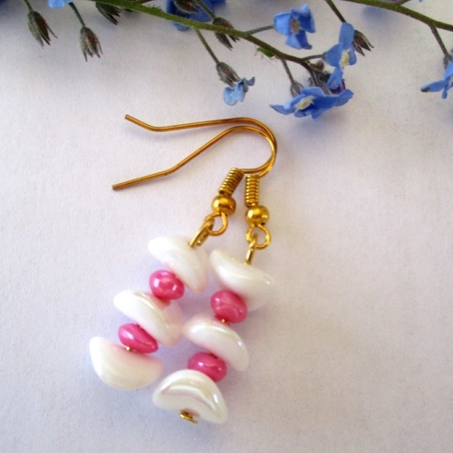 Boucles d'oreilles ondulations blanches et perles roses- crochet en acier chirurgical