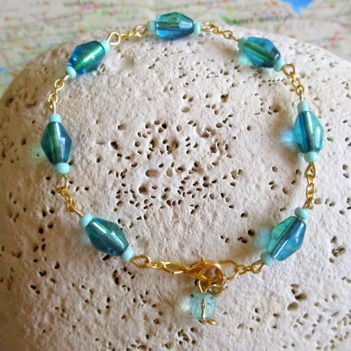 Bracelet à perles losange d'un bleu/vert transparent