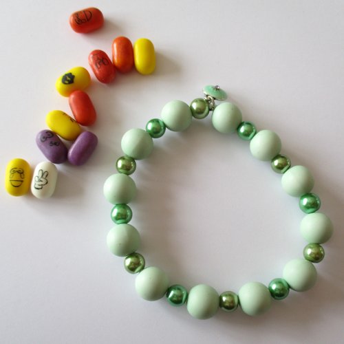 Bracelet en perles moitié verre moitié plastique vert