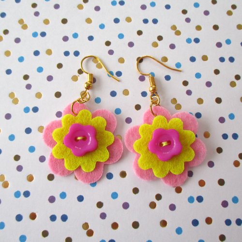 Boucles d'oreilles fleurs de feutre de couleur rose et jaune - crochets acier chirurgical