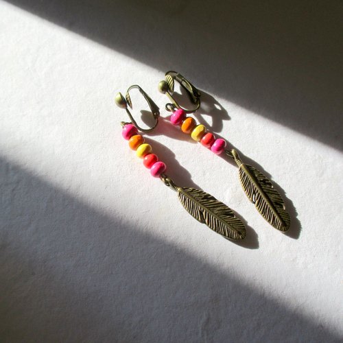 Clips nboucles d'oreilles couleur bronze plume et perles de  bois