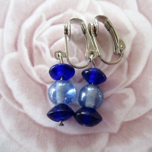 Clips boucles d'oreilles, perles transparentes et opaque de couleur bleue