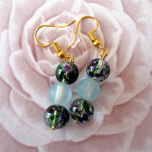 Boucles d'oreilles. perles bleues, vertes et noires - crochets en acier chirurgical