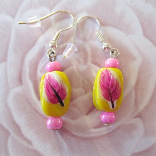 Boucles d'oreilles. perle jaune et fleur rose peinte à la main - crochets en acier chirurgical - 3032543