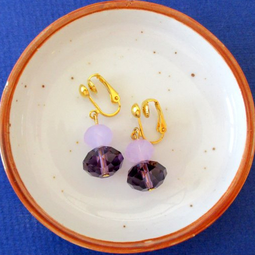 Clips boucles d'oreilles, duo de perles mauves et violettes de différentes tailles