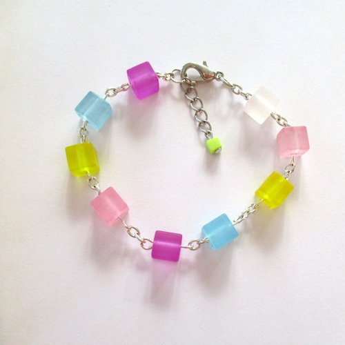 Bracelet au perles cubique multicolores