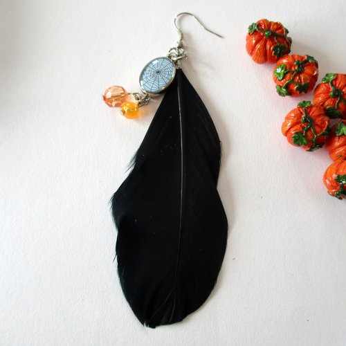 Boucles d'oreilles unique plume noire, perles et breloque - halloween- crochets acier chirurgical
