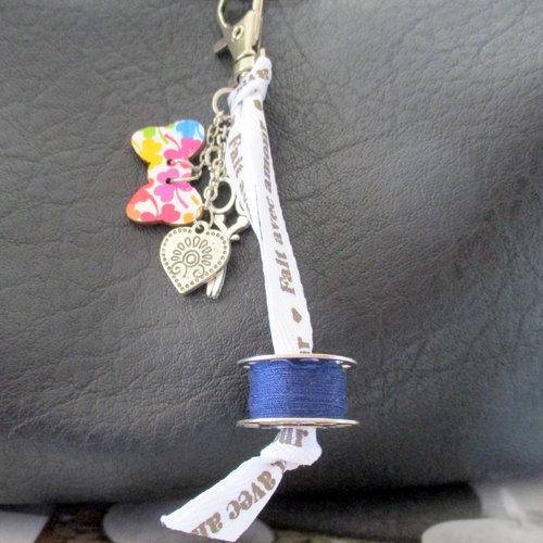 Porte clé, grigri ou bijou de sac,  canettes de couleur bleu marine
