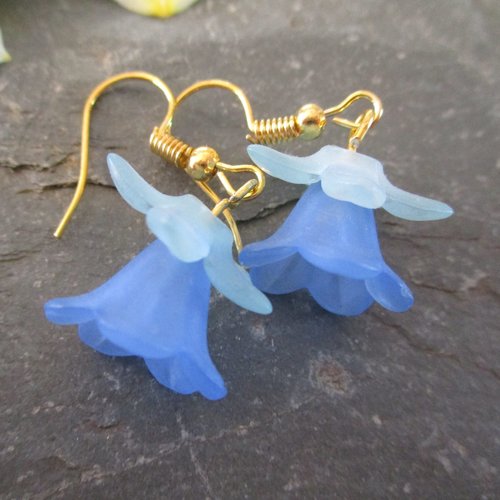 Boucles d'oreilles petite fleur à corolle bleu - crochet en acier chirurgical