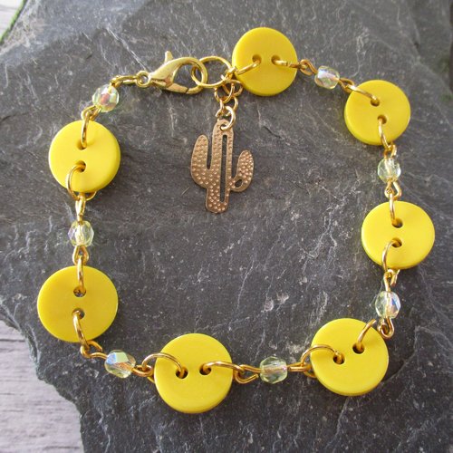 Bracelet boutons, quelques boutons et des petites perles jaune. pour éclairer votre journée