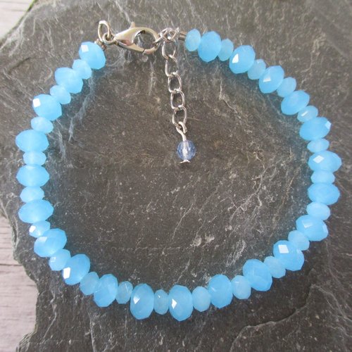 Bracelet tout bleu un joli  rappelle de la mer, du ciel les jours de soleil et de vacances