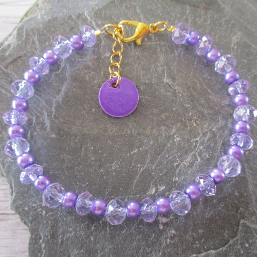 Bracelet en mélange de perles mauves transparentes et petites perles nacrées claires.