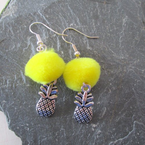 Boucles d'oreilles, un bon ananas couvert d'un pompon jaune citron- crochets en acier chirurgical
