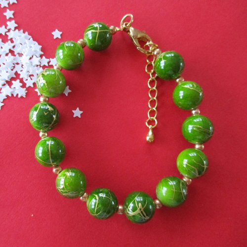 Bracelet en perles plastique couleur verte à filet doré