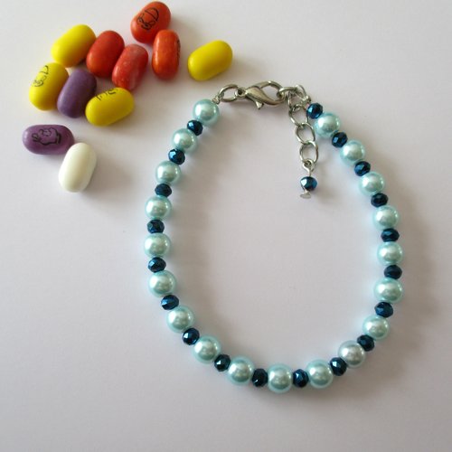 Bracelet en perles de verre nacrées de couleur bleue