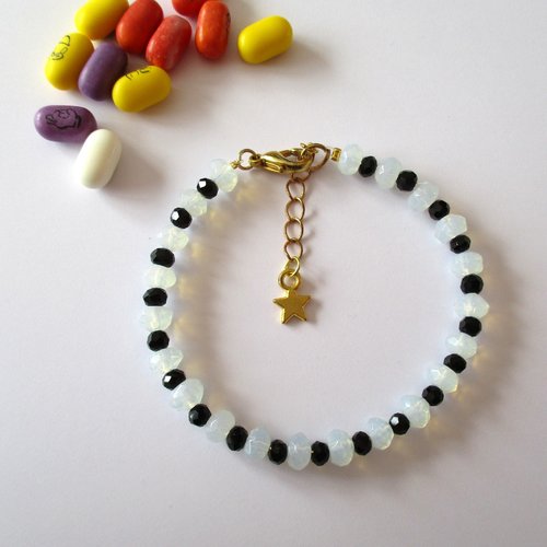 Bracelet de perles en verre blanc translucide et perles noires