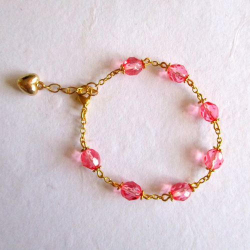 Bracelet perles roses à facettes et chainettes dorées