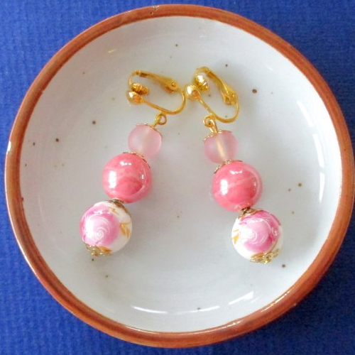 Clips boucles d'oreilles trio en rose, porcelaine et verre