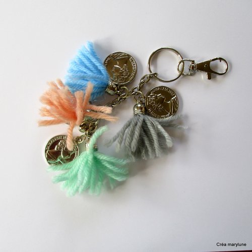 Porte clés, grigri ou bijou de sac pièces et pompons