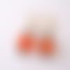 Boucles d'oreilles mariage d'une perle orange et de deux perles noires