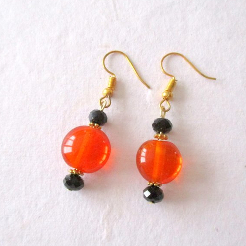 Boucles d'oreilles mariage d'une perle orange et de deux perles noires