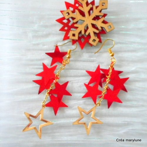 Boucles d'oreilles pour noël. colonie d'étoiles rouges suivi d'une étoile dorée - crochets en acier chirurgical