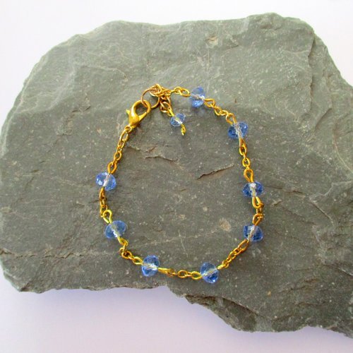 Bracelet en petite perles bleues transparentes
