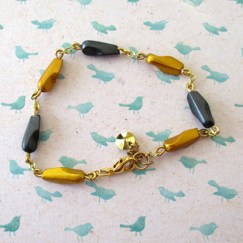 Bracelet en perles géométriques en plastique or et noir