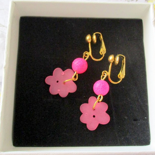 Clips boucles d'oreilles bouton fleur et agate fuchsia givrée, pierre semi précieuse
