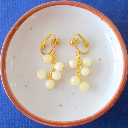 Clips boucles d'oreilles chainette et perles de jade coquille d'œuf