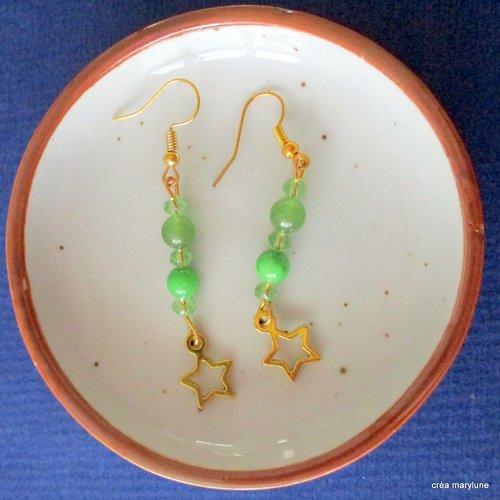 Boucles d'oreilles étoile et pierre semi précieuses vertes. jade et aventurine