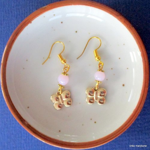 Boucles d'oreilles petite perle rose semi-précieuses et papillon. jade rose