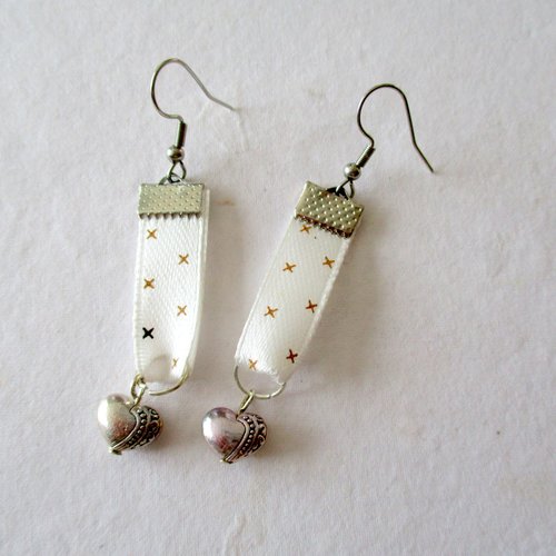 Boucles d'oreilles pour noël, un joli ruban blanc à étoile et un cœur
