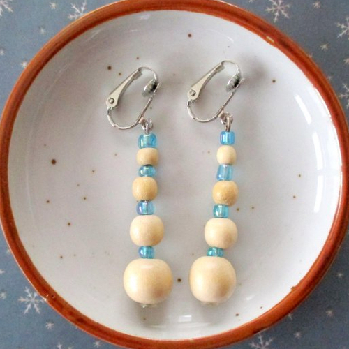 Clips boucles d'oreilles perles en bois et en verre bleu