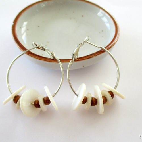 Boucles d'oreilles créoles ethnique nacre et bois