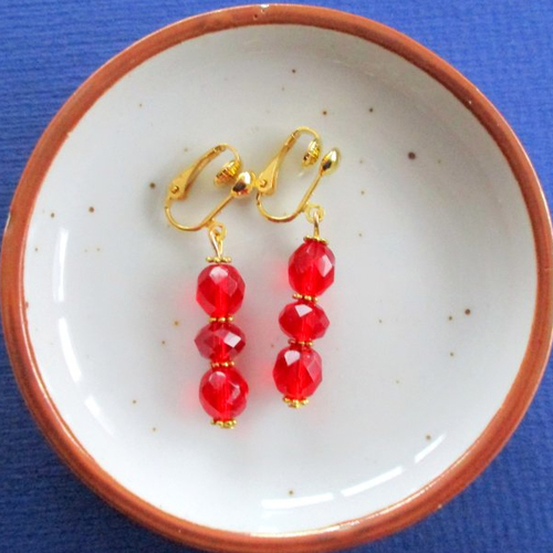 Clips boucles d'oreilles trio de perles rouge transparent