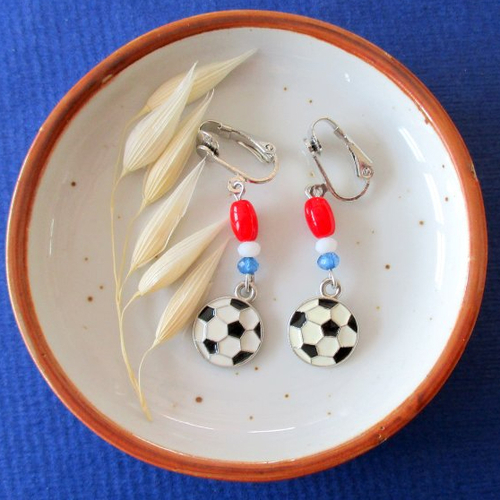 Clips boucles d'oreilles perles bleu, blanc et rouge et ballon de football