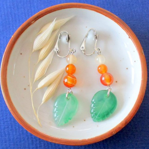 Clips boucles d'oreilles feuille en verre et perles de cornaline - pierre semi précieuse