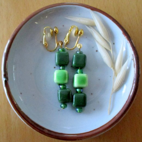 Clips boucles d'oreilles perles céramiques cubiques vertes