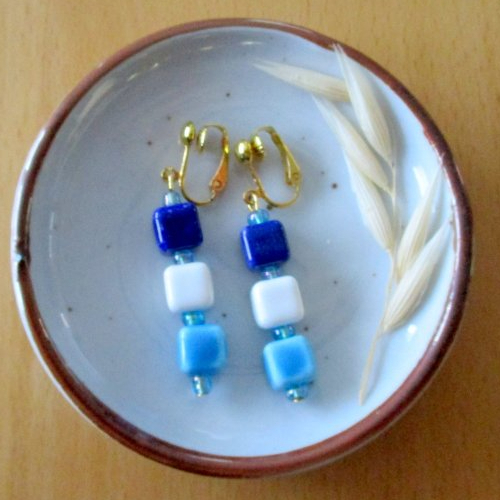 Clips boucles d'oreilles perles céramiques cubiques bleues et blanches