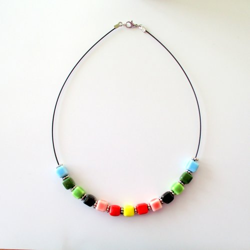 Collier ras de cou en perles de céramiques multicolores