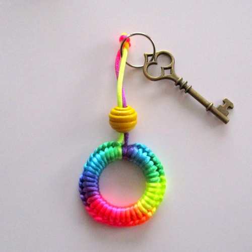 Porte clés, grigri ou bijou de sac anneau enrobé de queue de rat multicolore