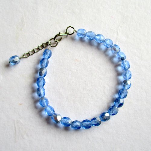 Bracelet  de petites perles bleues transparentes à facettes