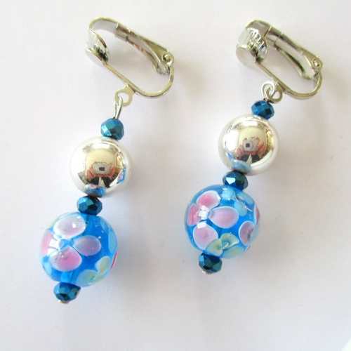 Clips boucles d'oreilles en verre à motifs bleus et perles en métal argenté.
